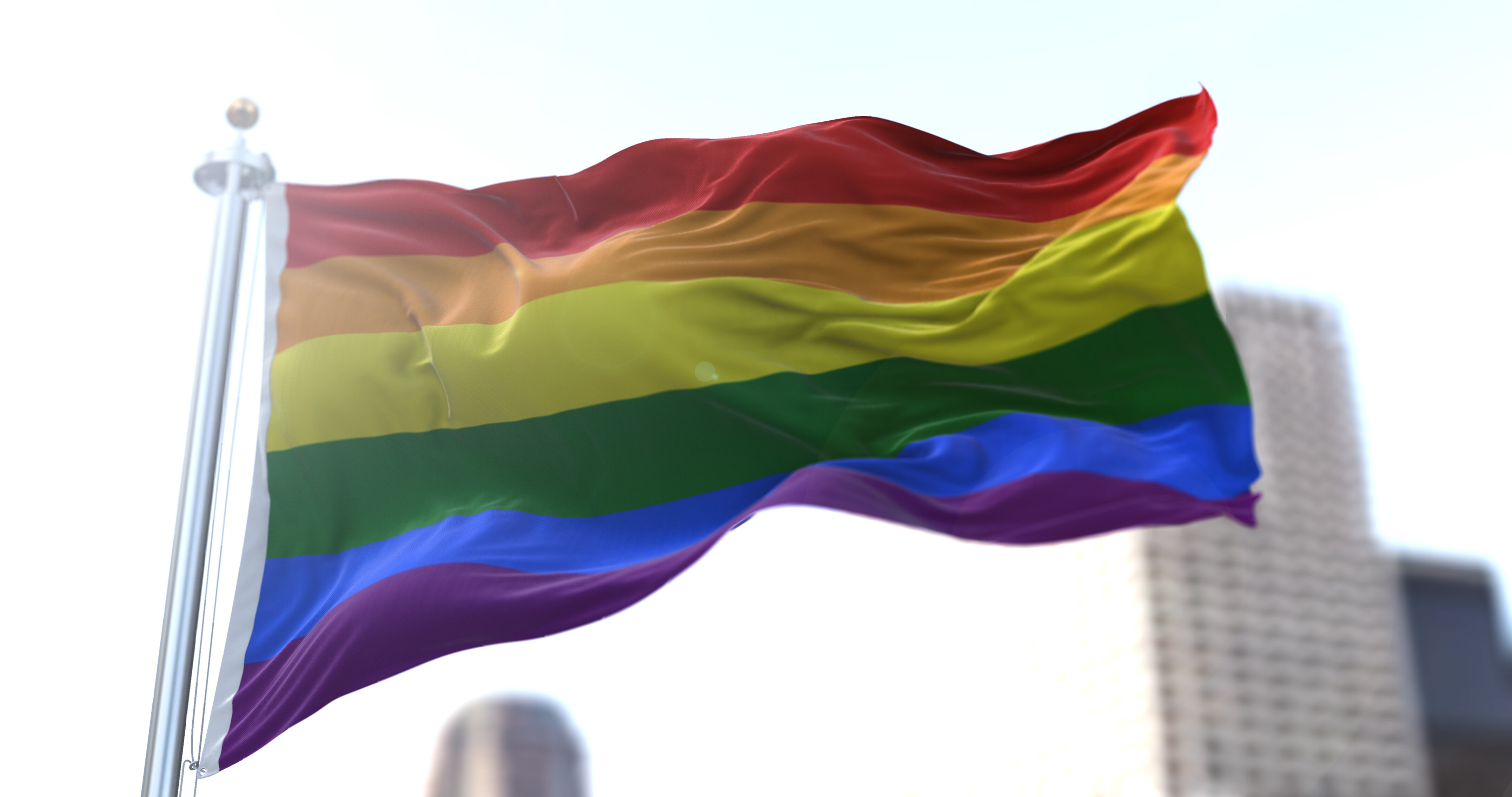 A imagem mostra a bandeira LGBTQIA+