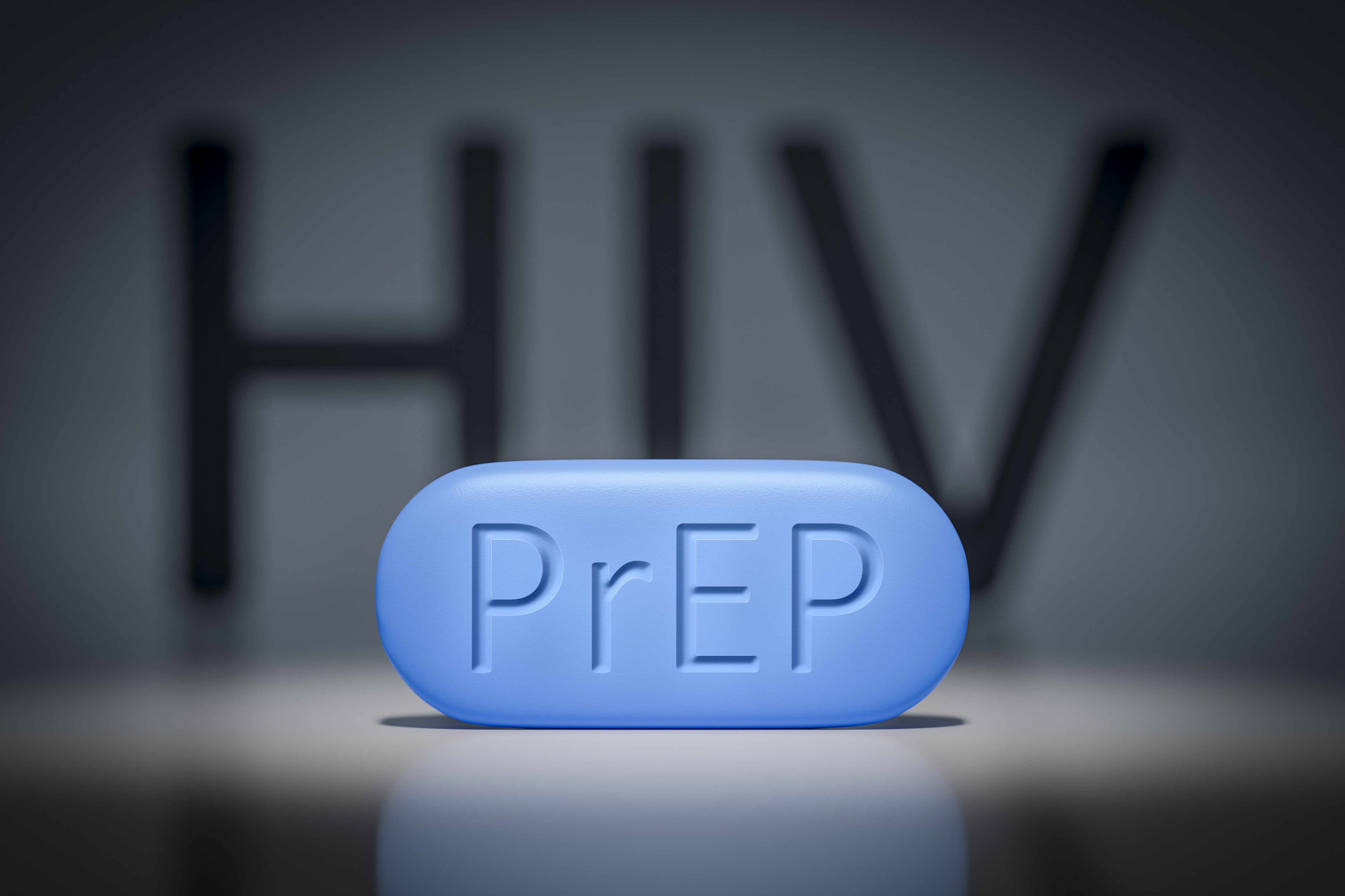A imagem mostra um medicamento PrEP em frente a sigla HIV
